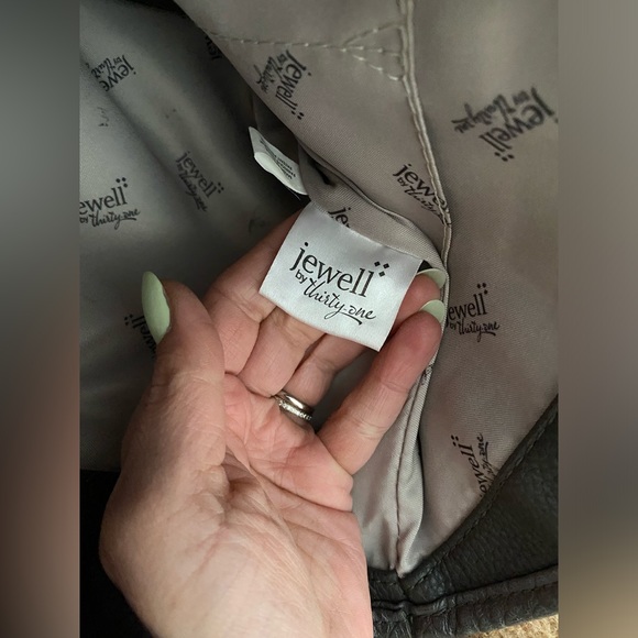 Jewell Thirty One Gray Snake
Embossed Purse WI
Removable Shoulder Strap - Picture 7 of 7